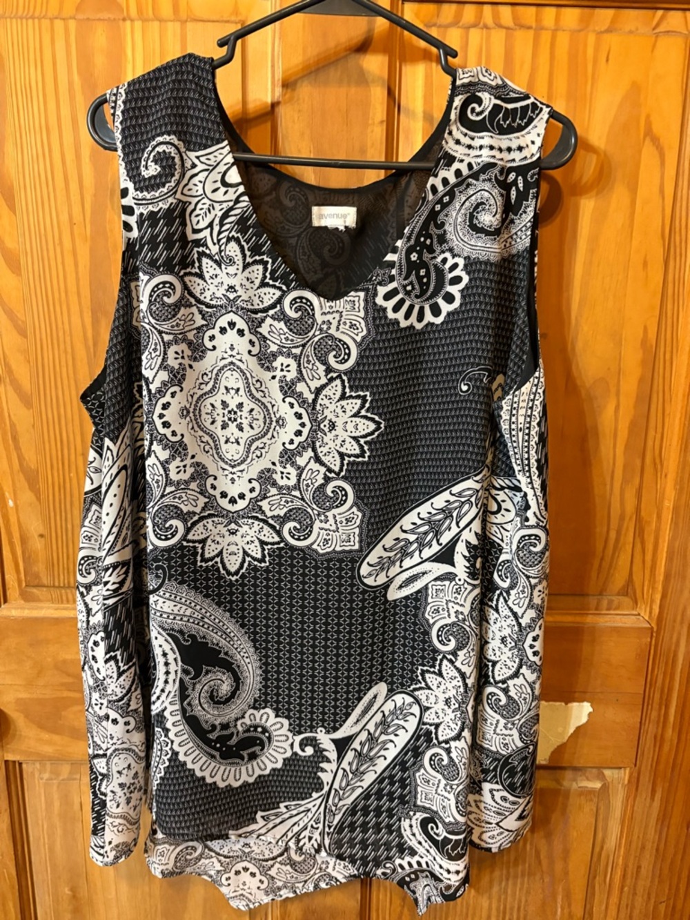 Avenue Black & White Paisley V-Neck Sleeveless Tunic